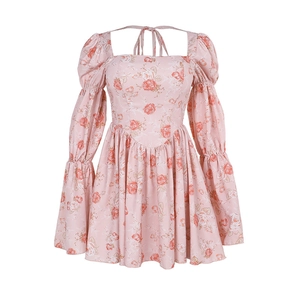 Robe rose à imprimé floral rose, col carré et manches évasées sur fond blanc