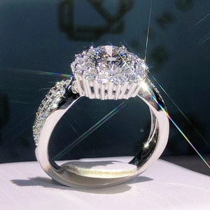 Bague de mariage halo en argent avec grand zircon rond et sertissage pavé élégant