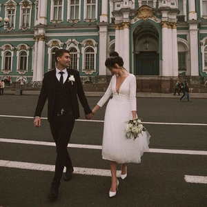 Robe de mariée élégante en satin à manches longues avec décolleté en V et jupe en tulle