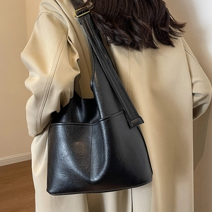 Große schwarze Hobo-Schultertasche aus PU-Leder für Damen im minimalistischen Retro-Stil