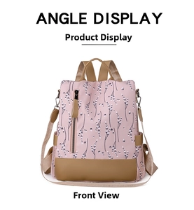 Detailansicht des rosa Oxford-Rucksacks mit Blumenmuster und Leder-Akzenten von vorne