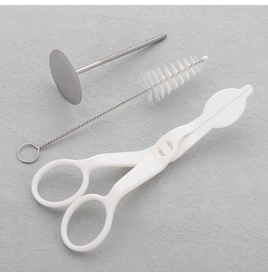 Ensemble détaillé de clou à fleur, brosse de nettoyage et ciseaux à glaçage pour pâtisserie