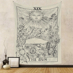 Detail des Tarot-Wandteppichs Die Sonne mit feiner Linienkunst auf cremefarbenem Stoff