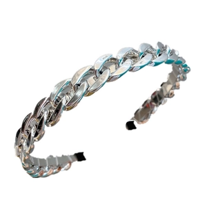 Detail van de zilveren metalen ketting haarband met gepolijste afwerking en retrostijl