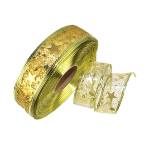 Goldenes halbtransparentes Weihnachtsband mit Sternenmustern für festliche Dekoration