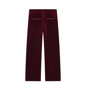 Détail du pantalon large en velours bordeaux avec poche passepoilée à l'arrière
