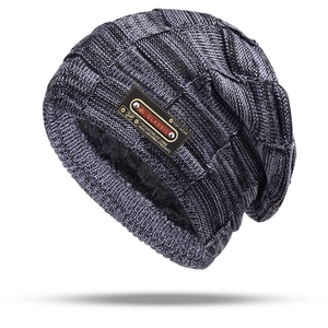 Men's knitted beanie with warm fleece lining and classic leather patch in grey