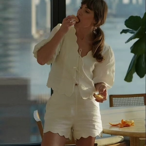 Ensemble beige deux pièces pour femme avec haut à manches longues et bordure festonnée