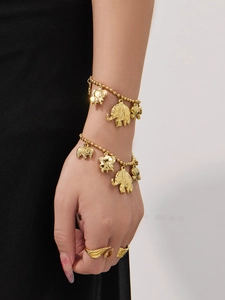 Gros plan du bracelet pendentif éléphant plaqué or 18 carats avec chaîne à billes