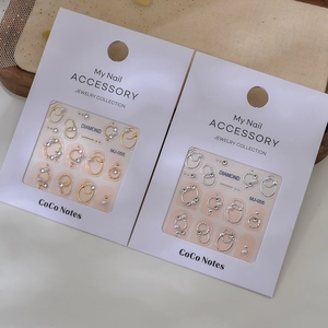 Gros plan sur des autocollants d'ongles dorés et argentés avec perles et cristaux K9