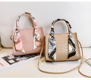 Mini sacs rose et beige à texture crocodile avec détails en foulard de soie et bandoulières