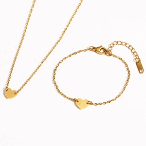 Ensemble élégant collier et bracelet ajustable avec pendentif cœur doré sur fond blanc