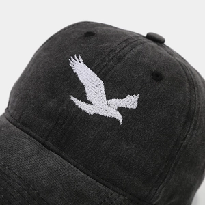 Casquette de baseball noire délavée vintage avec broderie d'aigle blanc détaillée sur le devant