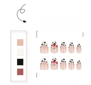Vue macro des faux ongles amande French avec motifs léopard et dessins de cerises rouges