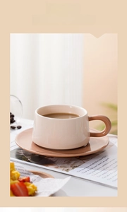 Nahaufnahme der mattrosa Kaffeetasse und Untertasse mit glatter Glasur-Oberfläche