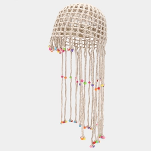 Détail d'un chapeau au crochet fait main avec perles colorées et franges style méduse