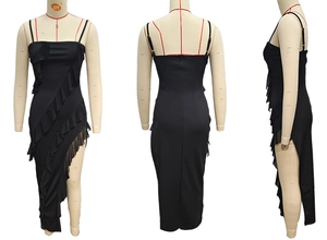 Détails de la robe noire dos nu avec volants étagés et fente latérale élégante