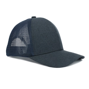 Detailansicht einer dunkelblauen, atmungsaktiven Mesh-Trucker-Mütze mit gebogenem Schirm