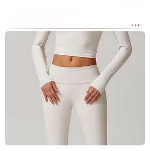 Détail du pantalon de yoga taille haute avec une ceinture repliée élégante en beige