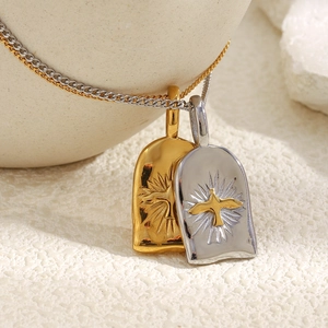 Détail du collier avec pendentif oiseau soleil en finition or 18 carats et argent