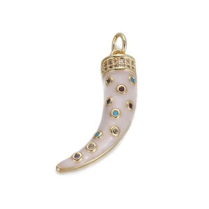 Pendentif en forme de corne avec calotte dorée et pierres précieuses colorées sur fond blanc