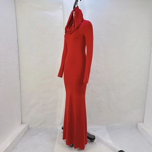 Dettaglio dell'abito lungo rosso con cappuccio, vestibilità slim e bordo a sirena