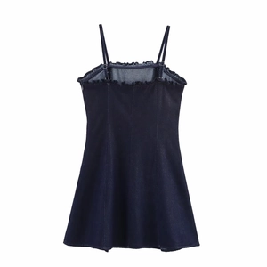 Dettaglio delle spalline regolabili e dello scollo a balze sull'abito in denim blu