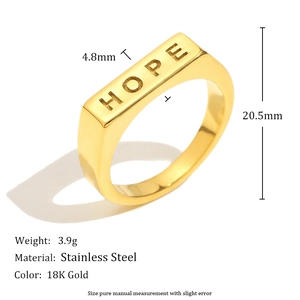 Minimalistischer 18K vergoldeter Edelstahlring mit HOPE-Gravur auf weißem Hintergrund