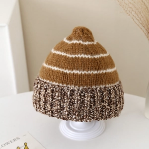 Dettaglio del cappello invernale a righe con pompon e trama del bordo a costine spesse