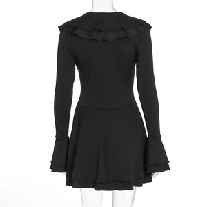 Vue arrière de robe courte noire avec col à volants doublé et manches cloches évasées