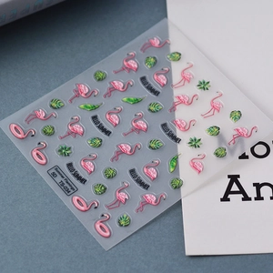 Gros plan d'autocollants 5D pour ongles avec flamants roses et feuilles tropicales d'été