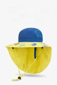 Détail du chapeau soleil enfant avec filet bleu, protège-nuque et motif dinosaure