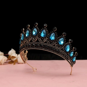 Dettaglio corona barocca dorata con cristalli blu e pietre preziose nere