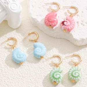 Boucles d'oreilles conque en céramique rose bleu vert avec créoles dorées pour femme