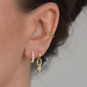 Détail de boucles d'oreilles à pampilles en zircon plaqué or 14K et de bagues d'oreilles