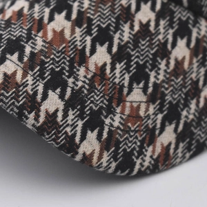 Vue macro du tissu tricoté pied-de-poule épais avec coutures détaillées sur la casquette