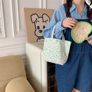 Borsa da pranzo floreale in tela indossata da modella che mostra le dimensioni del prodotto