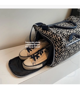 Dettaglio della borsa da viaggio con scomparto separato per scarpe e scarpe incluse