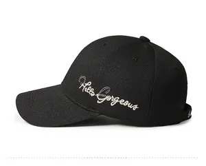 Detailansicht der schwarzen Baseballkappe mit goldener 'Hello Gorgeous' Stickerei
