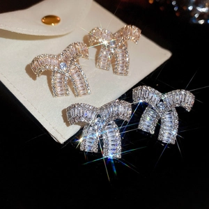 Orecchini a perno con fiocco di lusso e zirconi brillanti con finiture in oro e argento