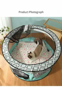 Vue de dessus d'un parc pour animaux vert menthe pliable avec filet dans un salon douillet
