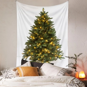 Dettaglio di un arazzo di albero di Natale con luci calde in una camera da letto accogliente