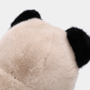 Vista dettagliata del cappello con orecchie da panda in spessa pelliccia sintetica beige