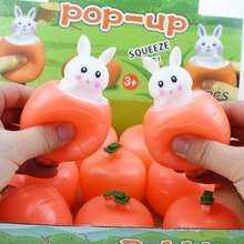 Detail eines Karotten-Quetschspielzeugs mit aufpoppendem weißen Hasen gegen Stress