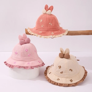 Dettaglio velluto a coste e ricami floreali su cappelli bimba con orecchie da coniglio