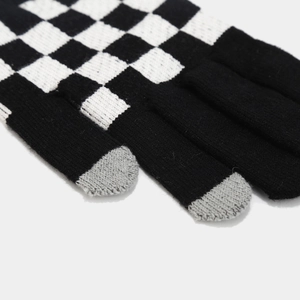 Détail de gants d'hiver tactiles avec motif tricoté en damier noir et blanc