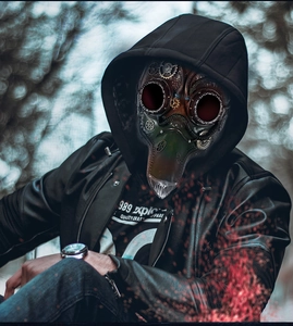Dettaglio maschera da medico della peste steampunk con ingranaggi e lenti rosse