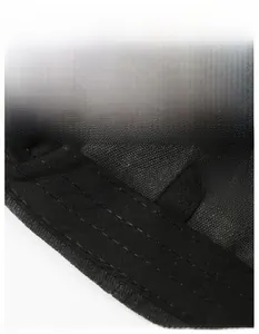 Detail von atmungsaktivem Mesh-Gewebe und breitem Schweißband für feuchtigkeitsleitende Kappe