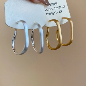 Detailed macro of U-shaped matte earrings with S925 silver needles in gold and silver