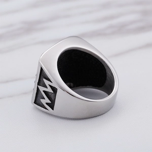 Herren Hip-Hop Ring aus Silber-Titanstahl mit seitlichen Blitz-Ausschnitt-Details
